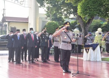 Kapolda Jambi Pimpin Upacara Ziarah di Taman Makam Pahlawan (foto: sit)