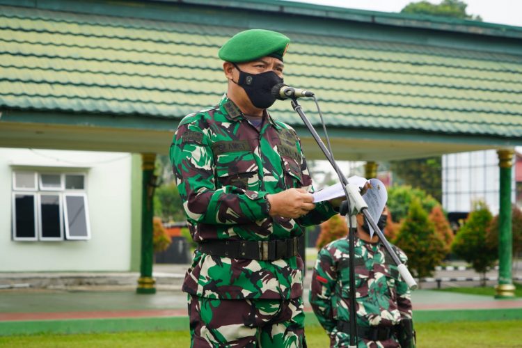 Kasrem 042/Gapu Kolonel Inf Slamet Suprijanto jadi Inspektur Upacara (foto: Dok Penrem 042/Gapu)