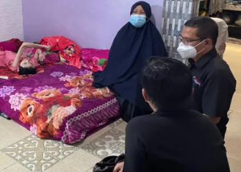 Abdul Rokhim saat kunjungi rumah Suci, Penyandang Disabilitas (foto:HP)