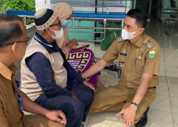 Pj Bupati saat Menyapa Pasien kala Sidak di Puskesmas Penyengat Olak (foto: Ist)
