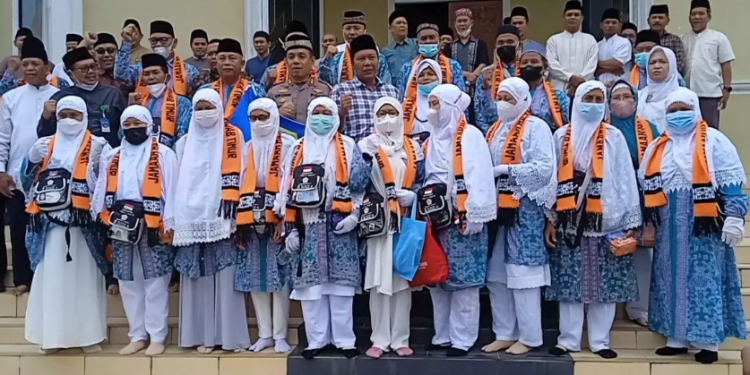 Bupati Romi bersama Calon Jamaah  Haji Tahun 2022 (foto: Ist)