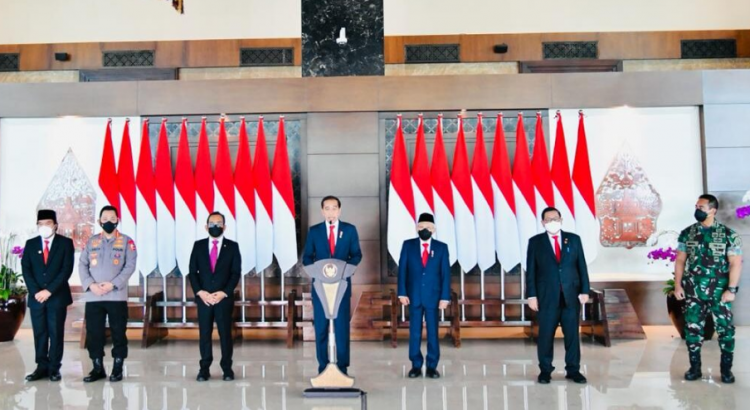 Presiden Joko Widodo menyampaikan keterangan di Bandara Internasional Soekarno-Hatta, Tangerang, Minggu, 26 Juni 2022, sebelum lepas landas menuju Munich, Jerman. Foto: BPMI Setpres/Laily Rachev