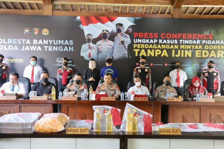 Barang Bukti Peredaran Minyak Goreng Kemasan Tanpa Ijin Edar di Banyumas (foto: ist)