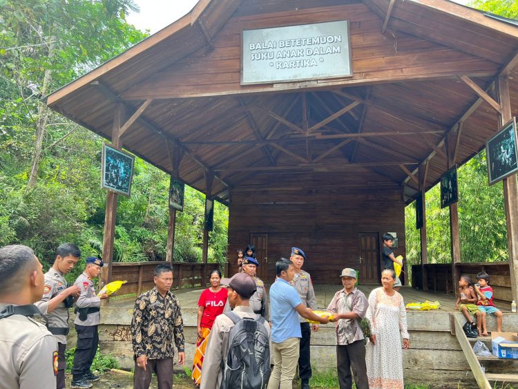 Pembagaian Sembako kepada Warga SAD (foto: Ist)