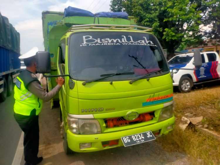 Truk Muatan Batu Bara Ditilang Polisi   (foto: Ist)