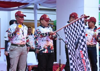 Kasad Jenderal TNI Dudung Abdurachman, S.E., M.M. saat mengibarkan bendera start (foto: Dok Dispenad)