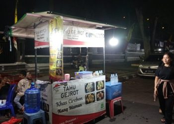 Pedagang tahu gejrot Tugu Keris Kota Jambi (foto: Ga)