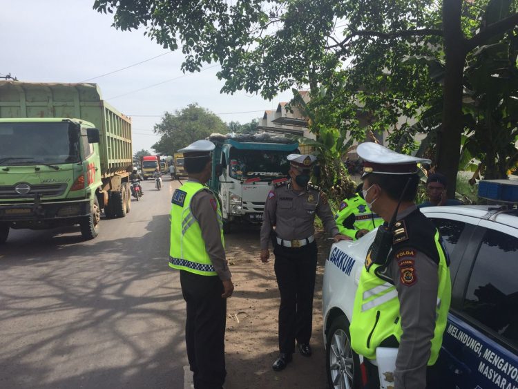 Polisi saat tilang Mobil Angkuitan Batu bara (Foto: ist)