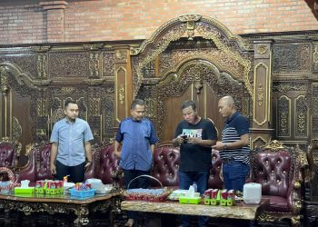 Romi dijamu Sutriman dan dua Puteranya (foto: Ist)