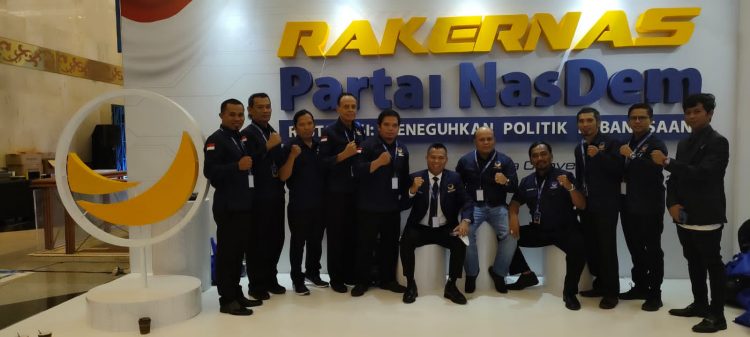 Robby Nahliyansyah bersama jajaran Nasdem (foto: Ist)