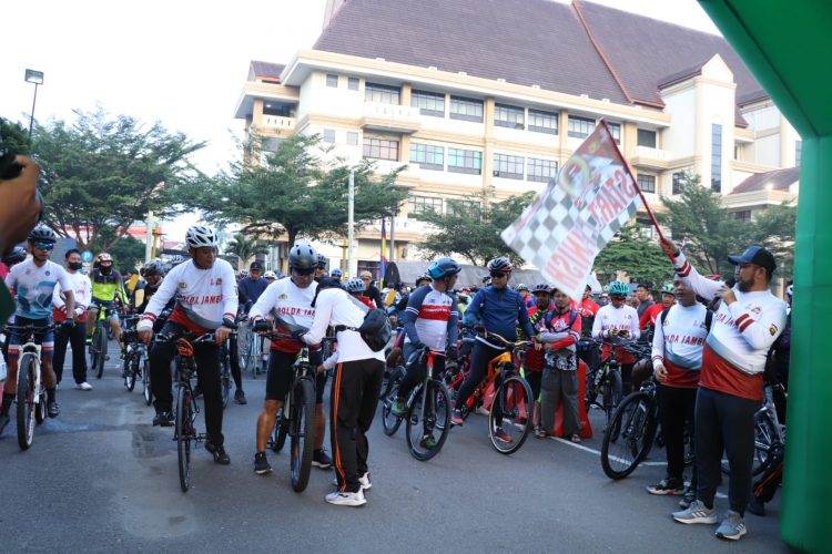 Sekda Sudirman saat melepas Peserta fun bike (foto: ist)