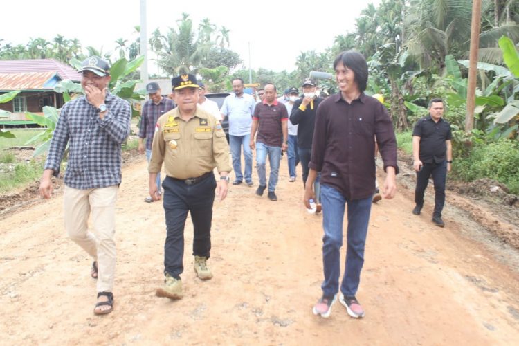 Al Haris tinjau Jalan di Desa Siau Kecamatan Muara Sabak Timur (foto: Ist)