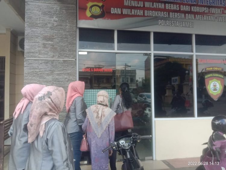 Kuasa Hukum NA saat datang ke Mapolrseta Jambi (foto: Ga)