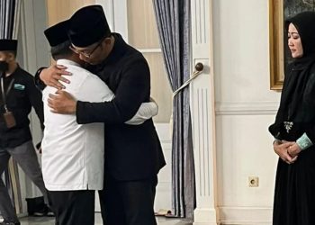 Al Haris saat takziah ke kediaman Ridwan Kamil (foto: Istimewa)