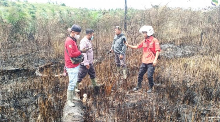 Personil Polsek VII Koto Ilir melakukan Ground Chek dan Pemadaman Karhutla (foto:ist)