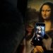 Pengunjung memotret lukisan Mona Lisa di pameran ‘Leonardo Opera Omnia’ di Museum Bank Mandiri (Foto: istimewa)