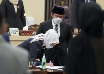 Penandatanganan keputusan DPRD Sumsel Tentang pembentukan Pansus oleh Ketua DPRD Sumsel Hj. R.A. Anita Noeringhati, SH, MH. (Photo: hms).