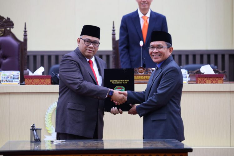 Sekda Provinsi Sumatera Selatan Ir. S.A Supriono menghadiri Rapat Paripurna LII (52) DPRD Provinsi Sumatera Selatan dengan Agenda, Penyampaian Laporan Hasil Pelaksanaan Kegiatan Reses Tahap II Pimpinan dan Anggota DPRD Provinsi Sumatera Selatan bertempat di Ruang serba guna lantai III DPRD Prov. Sumsel, Jumat (22/7/2022).