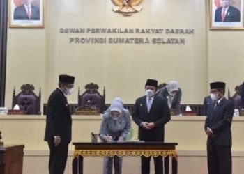 Ketua DPRD Sumsel RA Anita Noeringhati, bersama Gubernur Sumsel saat penandatangan persetujuan.