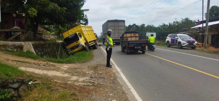 Kecelakaan tunggal truk muatan batu bara di mestong (foto: ist)