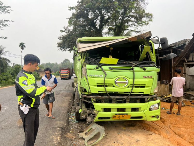 Kondisi Mobil Truck Hino Tangki Tronton yang di tabrak truk batu bara (foto: ist)