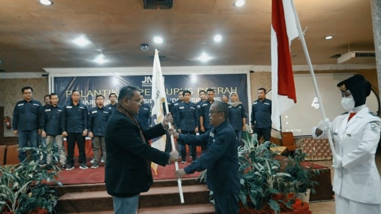 Penyerahan bendera Pataka Kepada Pengda JMSI Provinsi Jambi (foto: ist)