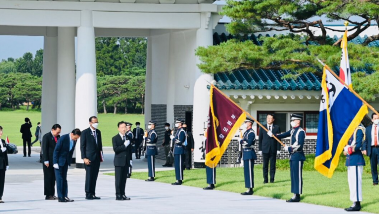 Presiden Joko Widodo mengunjungi Taman Makam Nasional di Seoul pada Kamis, 28 Juli 2022, untuk memberikan penghormatan. Foto: BPMI Setpres/Laily Rachev