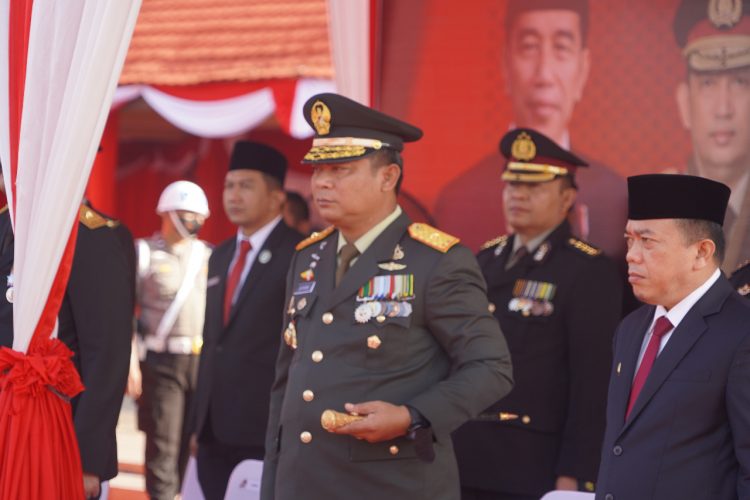 Danrem 042/Gapu Hadiri Hari Bhayangkara ke 76 di Lapangan SPN Polda Jambi (foto: Dok Penrem 042/Gapu)