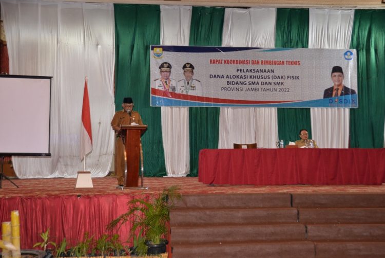 Sekda saat membuka Rapat Koordinasi dan Bimbingan Teknis Pelaksanaan Dana Alokasi Khusus (DAK) Fisik SMK Provinsi Jambi Tahun 2022 (Foto: Ist)