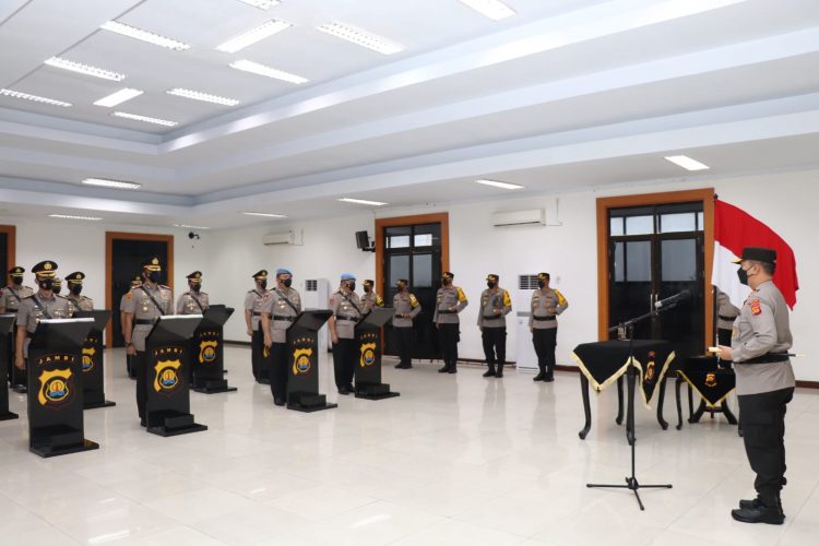 Kapolda Jambi Irjen Pol A. Rachmad Wibowo memimpin upacara Sertijab di Aula Lantai 4 Gedung Utama Mapolda Jambi (foto: Ist)