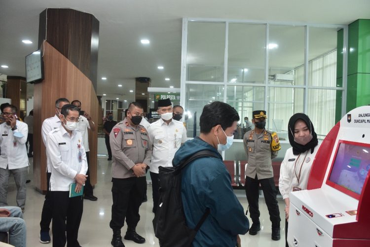 Wakapolda Jambi, Brigjen Pol. Yudawan Roswinarso dampingi Kapolres/ta Polda Jambi kunjungi Mal Pelayanan Publik Kota Jambi (foto: Ga)