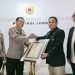 Keterangan foto : Kabag Watpers Biro SDM Polda Jambi, AKBP Ahyar, S.E, menyerahkan piagam penghargaan ke ketum KONI Provinsi Jambi.(foto by Chun)