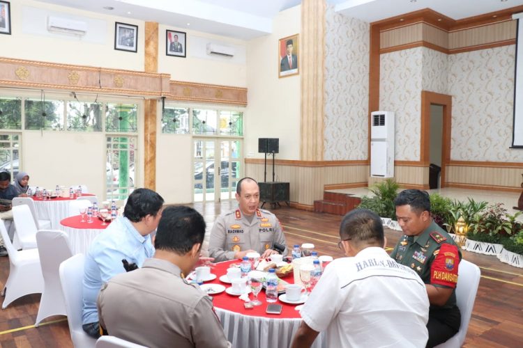 Kapolda Jambi saat menghadiri coffee Morning bersama Satgas Karhutla Provinsi Jambi dengan para pengusaha hutan dan perkebunan (foto: Ist)