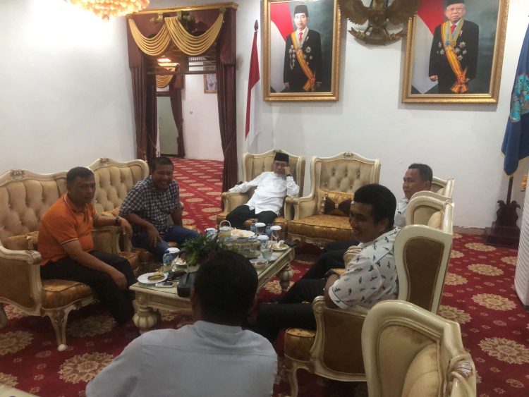 Romi Hariyanto dan rombongan singgah di rumah dinas Mashuri, Bupati Merangin di Bangko (foto: Ist)