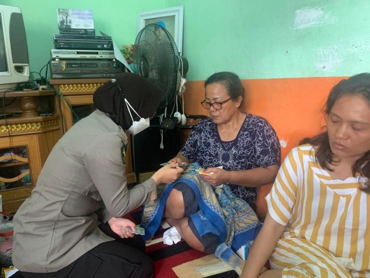 Tim Trauma Healing saat berada di rumah Keluarga Brigadir J (foto: Ist)