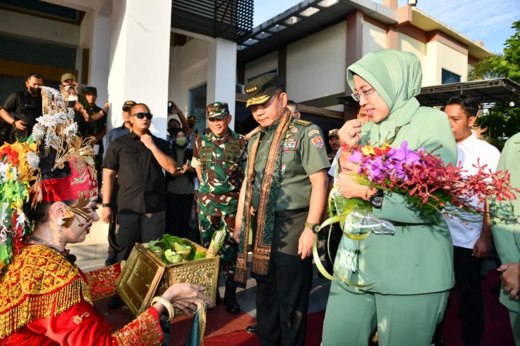 Kasad Jenderal TNI Dr. Dudung Abdurachman beserta rombongan tiba di Jambi (foto: Dok Penrem 042/Gapu)