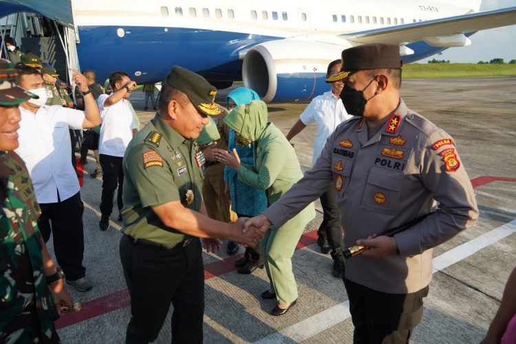 Kapolda Jambi, Irjen Pol A. Rachmad Wibowo sambut kedatangan Kepala Staf TNI Angkatan Darat, Jenderal TNI Dr. Dudung Abdurachman, pada Minggu (17/07) (Foto: Dok Ist)