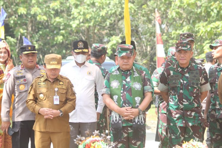 Gubernur Al Haris,S.Sos.,M.H dampingi Kasad Jenderal TNI Dudung Abdurachman,S.E.,M.M., Kunker ke Jambi (foto:Ist)