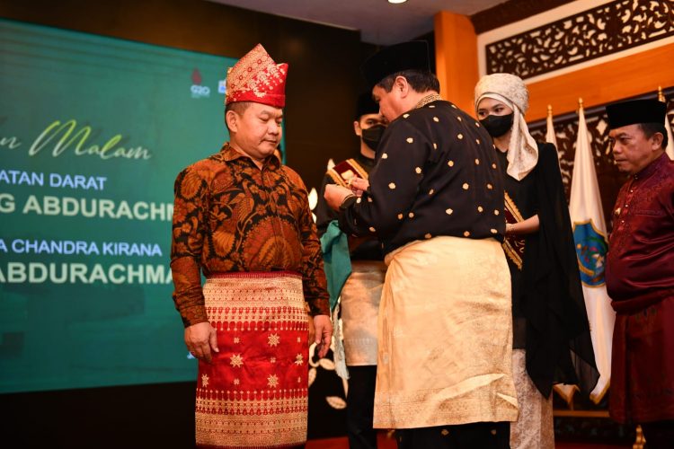 Penyematan PIN oleh ketua Lembaga Adat Melayu Jambi (foto:Ist)