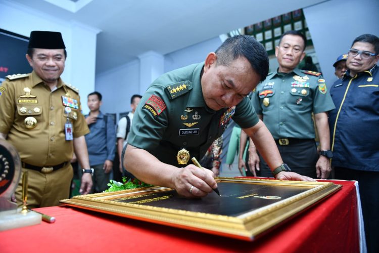 Kasad Jenderal TNI Dr. Dudung Abdurachman meresmikan gedung baru Markas Korem (Makorem) 042/Gapu (Foto: dok Dispenad)