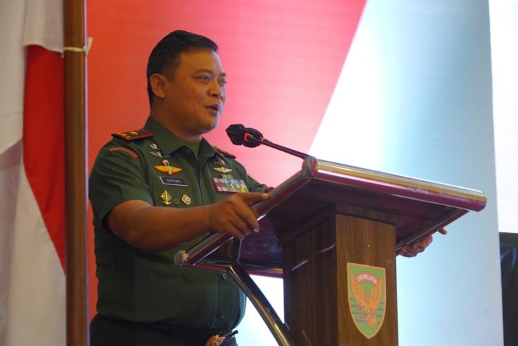 Danrem 042/Gapu Brigjen TNI Supriono, S.IP., M.M., saat menutup secara resmi Apel Babinsa Jajaran Korem 042/Gapu Tahun 2022 (foto: Dok Penrem 042/Gapu)