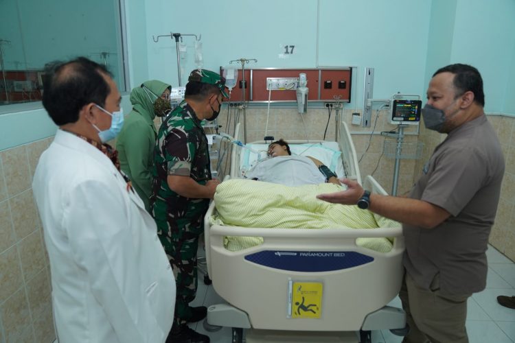 Kasad Jenderal TNI Dr. Dudung Abdurachman saat mengunjungi korban penembakan oleh OTK (foto: Dok Dispenad)