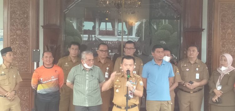 Al Haris saat melepas keberangkatan Atlet Sepatu Roda Provinsi Jambi yang akan mengikuti Kejuaraan Tingkat Nasional Sepatu Roda Bintang Medan Offroad Open 2022 Medan (foto:ist)