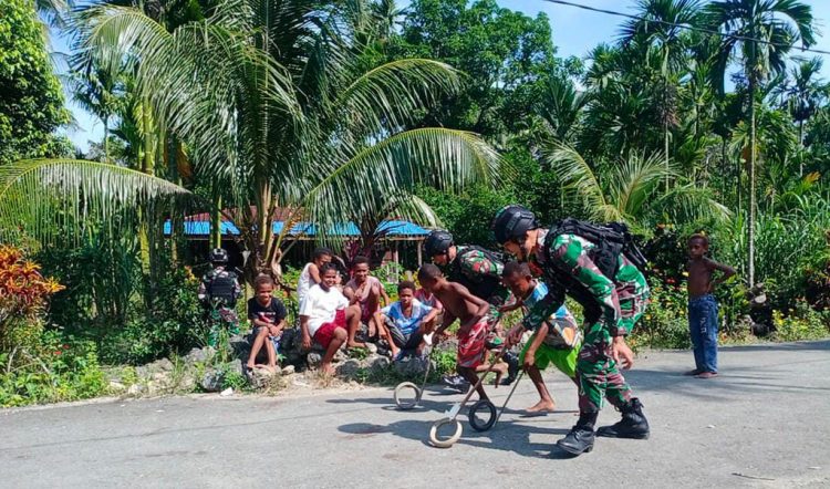 Anak-anak Papua Bermain Bersama Satgas Pamtas Yonif 711/Rks (Foto: DOk Pen Yonif 711/Rks)