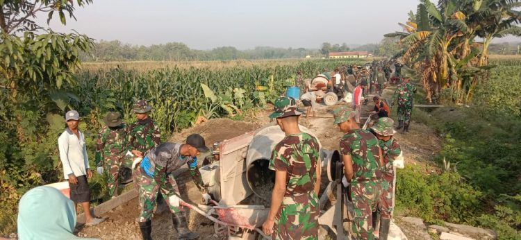 Pekerjaan pembangunan fisik yang dilakukan personel TNI bersama warga (Foto: Ist)