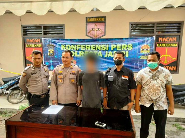 Ikram Puat (27) pelaku penggelapan motor setelah diamankan polisi (foto: ist)