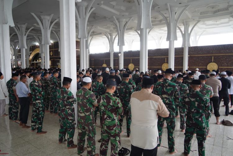 Prajurit Korem 042/Gapu Ikuti Zikir dan Doa Bersama di Masjid Agung Al Falah (foto: Dok Penrem 042/Gapu)