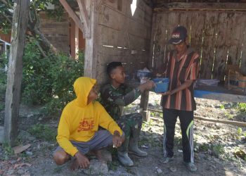 Suasana akrab Satgas TMMD Reg 114 bersama warga (foto: Ak)