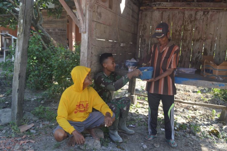 Suasana akrab Satgas TMMD Reg 114 bersama warga (foto: Ak)