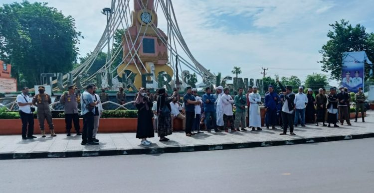 Aksi unjuk rasa Aliansi Masyarakat Anti Maksiat di bundaran Tugu Keris Siginjai, Kotabaru, Kota Jambi (foto: Ist)
